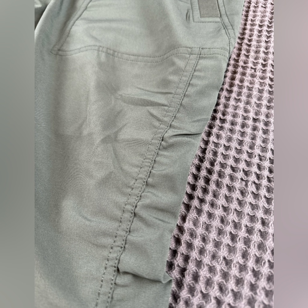 Women’s RBX sage colored capri workout pants with side ruching pockets size XL - Picture 3 of 8